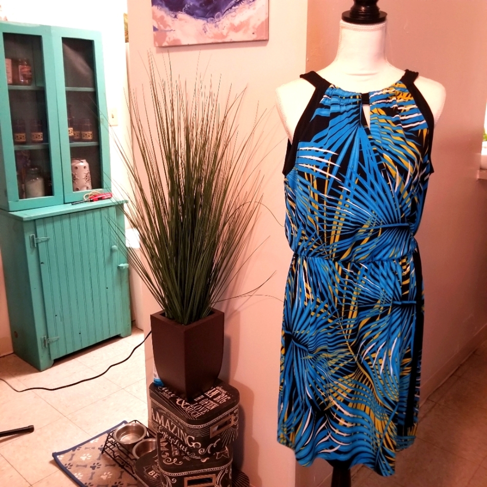 Bright dress that can be worn in casual fashion or for Happy hour with heels.